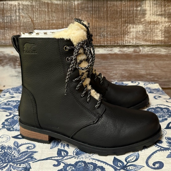 🖤NWT🖤 Sorel Emelie Short Lace Cozy Boot - Picture 2 of 9